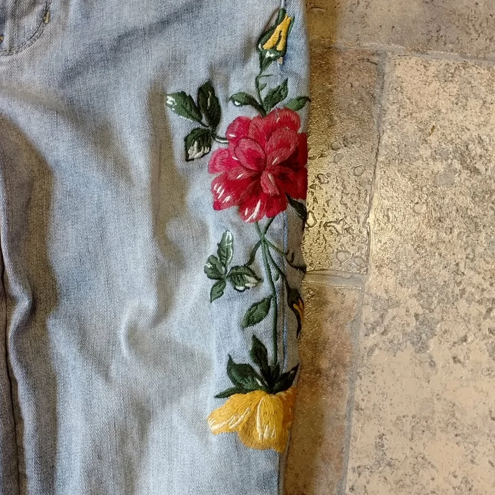 Embroidered floral raw hem ankle jeans size 23